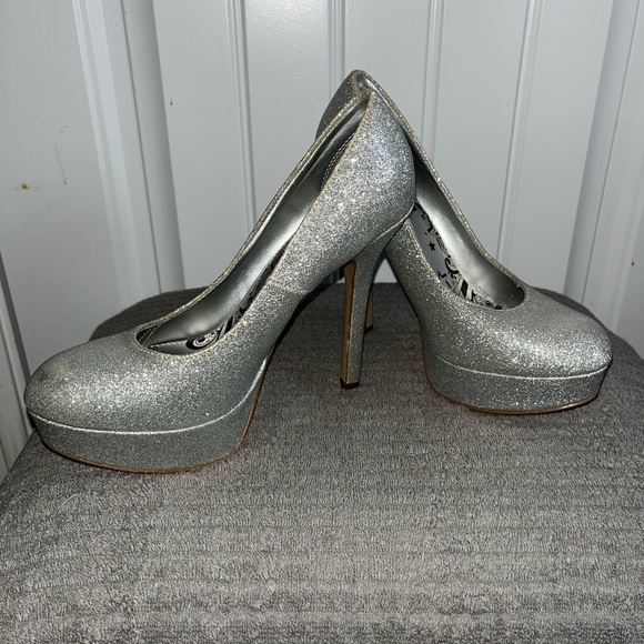 Beautiful, gray sparkles, high heels. - Picture 2 of 6